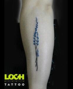 Loch Studio Tattoo - mały tatuaż kolorowa roślina