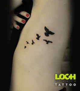 Loch Studio Tattoo - mały tatuaż czarne ptaki