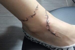 Loch Studio Tattoo - mały tatuaż na nodze