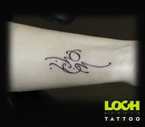 Loch Studio Tattoo - mały tatuaż napis