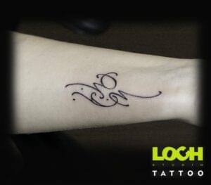 Loch Studio Tattoo - mały tatuaż napis