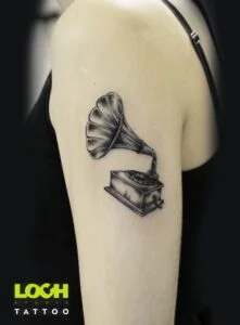 Loch Studio Tattoo - mały tatuaż gramafon
