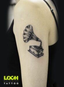 Loch Studio Tattoo - mały tatuaż gramafon