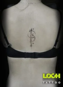 Loch Studio Tattoo - mały tatuaż znak na plecach