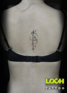 Loch Studio Tattoo - mały tatuaż znak na plecach