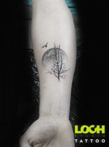 Loch Studio Tattoo - mały tatuaż pełnia księżyca