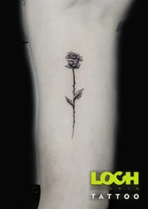 Loch Studio Tattoo - mały tatuaż czarno biała róża
