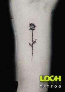 Loch Studio Tattoo - mały tatuaż czarno biała róża