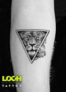 Loch Studio Tattoo - Lew w trójkącie