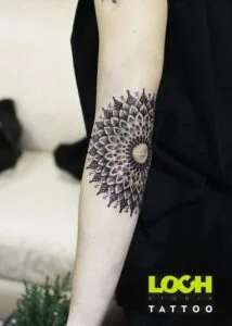 Loch Studio Tattoo - Tatuaż na łokciu