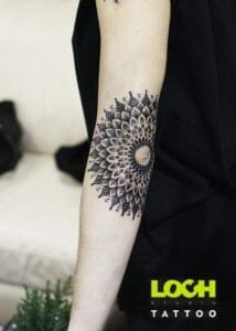 Loch Studio Tattoo - Tatuaż na łokciu