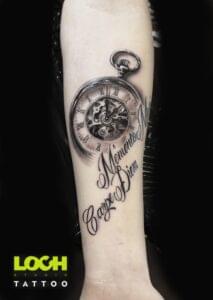 Loch Studio Tattoo - Zegar z napisem