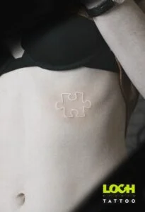 Loch Studio Tattoo - mały tatuaż biały puzzel