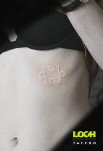 Loch Studio Tattoo - mały tatuaż biały puzzel