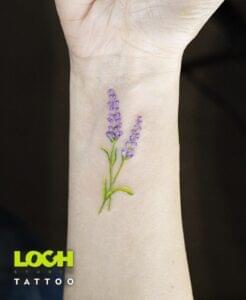 Loch Studio Tattoo - mały tatuaż wrzos