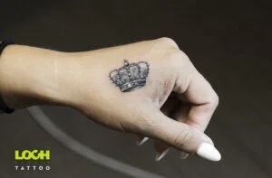 Loch Studio Tattoo - mały tatuaż korona