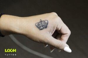 Loch Studio Tattoo - mały tatuaż korona