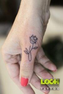 Loch Studio Tattoo - mały tatuaż kwiat
