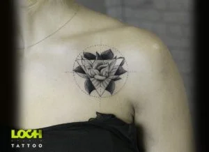 Loch Studio Tattoo - mały tatuaż kwiat