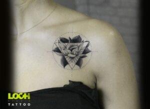 Loch Studio Tattoo - mały tatuaż kwiat