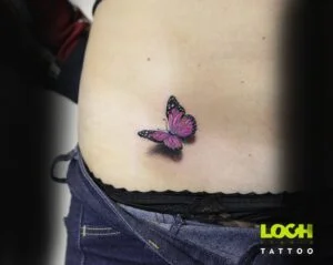 Loch Studio Tattoo - mały tatuaż czarno różowy motyl