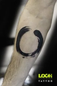 Loch Studio Tattoo - mały tatuaż znak