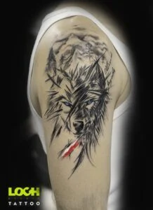 Loch Studio Tattoo - Wilk z kolorowymi elementami