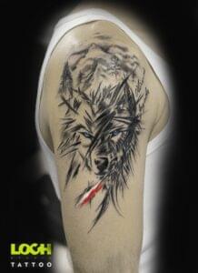 Loch Studio Tattoo - Wilk z kolorowymi elementami