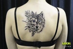 Loch Studio Tattoo - Wilk z kwiatami