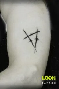 Loch Studio Tattoo - mały tatuaż znak